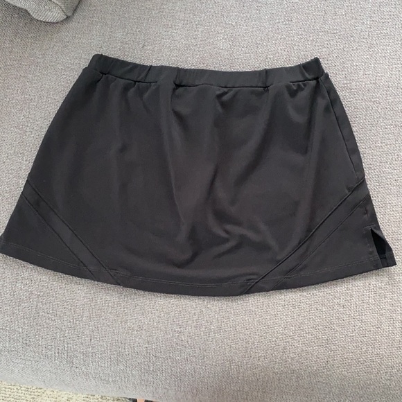 Black DTL Skort, size Medium/6 - Picture 7 of 7